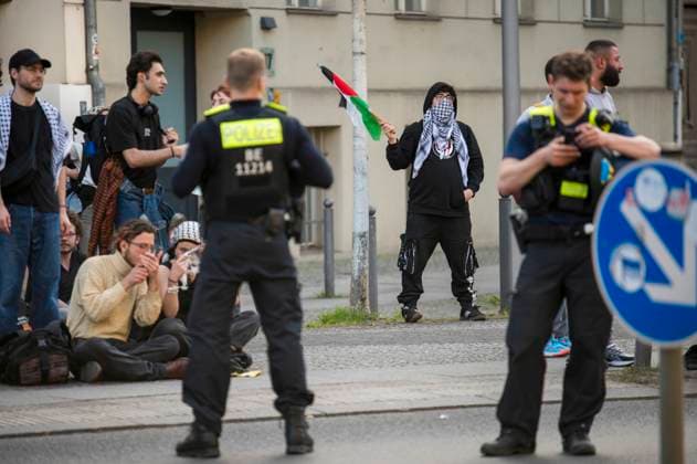 News Themen der Woche KW16 Pro-Palestine Protest in Berlin Pro-Palestinian activists occupy a building on the North Campus of Humboldt University in Berlin, Germany on April 16, 2025. The protesters hung banners from the windows, spray-painted graffiti on the building s facade, and erected barricades in front of several windows. Police later cleared the occupied building and took the activists into custody. Berlin Berlin Germany Copyright: xStefanxFrankx