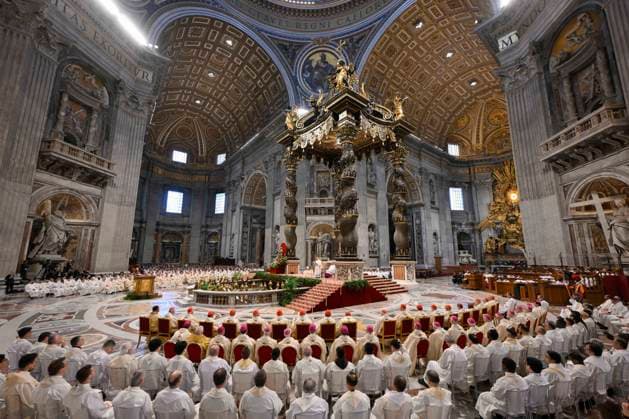 News Themen der Woche KW16 ITALY - REL - DELEGATE OF THE HOLY FATHER, CARDINALDOMENICO CALCAGNO PRESIDES OVER THE CHRISM MASS ON ASH ST. PETER S BASILICA AT THE VATICAN - 2025 04 17 Italy, Rome, Vatican 2025 4 17 Cardinals attend the Chrism Mass on Ash presided by Delegate of the Holy Father, Cardinal Domenico Calcagno at the St. Peter s Basilica at The Vatican , EDITORIAL USE ONLY - NO BOOKS Copyright: xVaticanxmediaxx CPPx