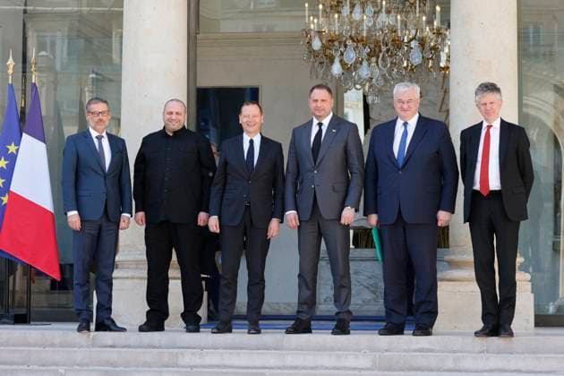 Bilder des Jahres 2025, News 04 April News Bilder des Tages French President diplomatic advisor Emmanuel Bonne welcomes US special envoy Steve Witkoff for a meeting at the Elysee presidential palace in Paris French President diplomatic advisor Emmanuel Bonne 3rd L poses with Ukraine s President chief of staff Andriy Yermak, Foreign Minister Andriy Sybiga 2nd R , Defence Minister Rustem Umerov 2nd L , UK National Security Adviser Jonathan Powell R , and Germany national security advisor Jens Plotner L , on the door steps of the Elysee presidential palace, following their meeting in Paris on April 17, 2025 US Secretary of State was in Paris today to meet French President about crafting a Ukraine ceasefire, as Washington and Europe seek common ground on ending the fighting Top Ukrainian officials were  Copyright: xLudovicxMarin Pool BestimagexLudovicxMarin Pool Bestimagex