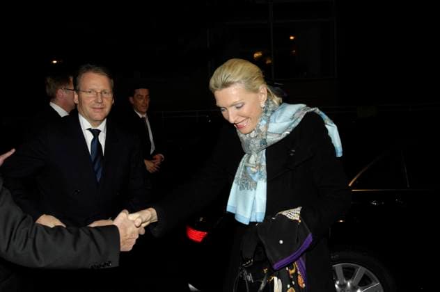 Verleihung des Leibnizringes an Ingeborg Schäuble durch Maria Elisabeth Schaeffler xgrafx Mit der Verwendung des s akzeptieren Sie die AGB von Auszug: III. Nutzungsrechte 1. Der Kunde erwirbt grundsätzlich nur ein einfaches Nutzungsrecht zur einmaligen Verwendung. 6. Der Kunde ist nicht berechtigt, die ihm eingeräumten Nutzungsrechte ganz oder teilweise auf Dritte, auch nicht auf andere Konzern- oder Tochterunternehmen, zu übertragen. *** Presentation of the Leibnizring to Ingeborg Schäuble by Maria Elisabeth Schaeffler graf MOBILTE