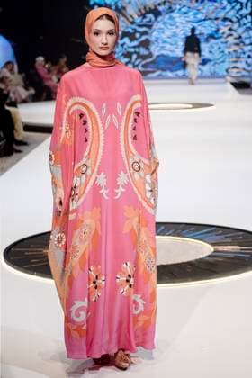 April 15, 2025, Abu Dhabi, United Arab Emirates: A model seen on stage for Turkish brand Imannoor. Turkish brand Imannor presented at the final show of the second day of Abu Dhabi Modest Fashion Week 2025 (14-16 April), organized by Think Fashion at St. Regis Saadiyat Island Resort. Abu Dhabi United Arab Emirates - ZUMAs197 20250415_aaa_s197_618 Copyright: xValeriaxFerrarox