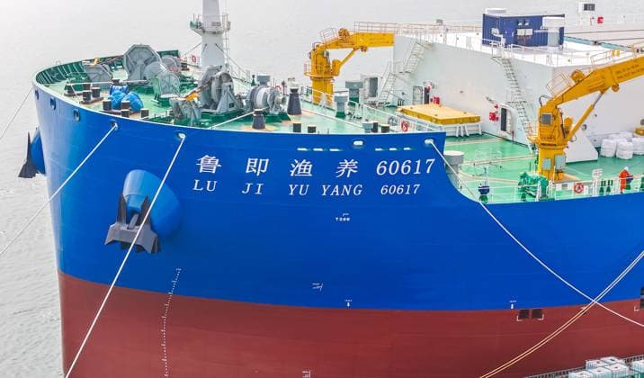 News Themen der Woche KW16 News Bilder des Tages World First 150,000-ton Smart Fishery Farming Workboat QINGDAO, CHINA - APRIL 17, 2025 - The world s first 150,000-ton smart fishery farming workboat was delivered and put into operation in Qingdao, Shandong Province, China on April 17, 2025. Qingdao Shandong China  Copyright: xCFOTOx i1744917963746