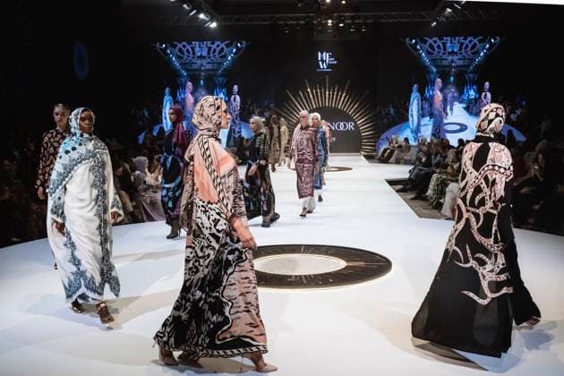 April 15, 2025, Abu Dhabi, United Arab Emirates: A model seen taking the runway for Imannoor. Turkish brand Imannor presented at the final show of the second day of Abu Dhabi Modest Fashion Week 2025 (14-16 April), organized by Think Fashion at St. Regis Saadiyat Island Resort. Abu Dhabi United Arab Emirates - ZUMAs197 20250415_aaa_s197_621 Copyright: xValeriaxFerrarox
