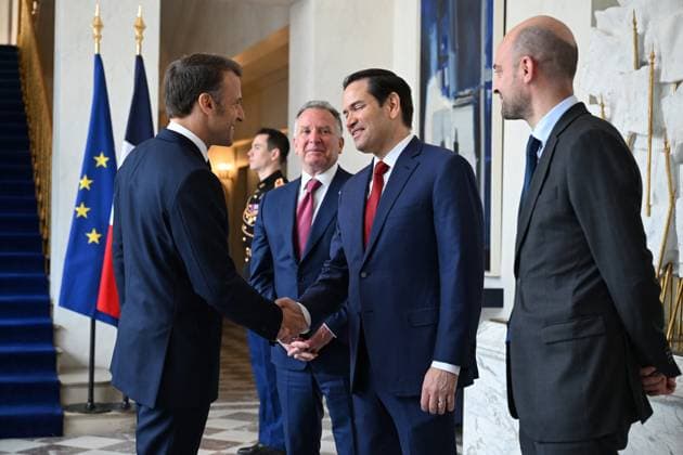 News Themen der Woche KW16 News Bilder des Tages Macron and US Officials Discuss Ukraine Ceasefire in Paris France s President Emmanuel Macron (L) shakes hands with US Secretary of State Marco Rubio (2R) next to US Special Envoy Steve Witkoff (C) and France s Minister for Europe and Foreign Affairs Jean-Noel Barrot before a meeting at the Elysee presidential palace in Paris on April 17, 2025. US Secretary of State was in Paris today to meet French President about crafting a Ukraine ceasefire, as Washington and Europe seek common ground on ending the fighting. Top Ukrainian officials were also in the French capital to meet EU and US delegations. Photo by Eric Tschaen Pool ABACAPRESS.COM Paris Ile-de-France France  Copyright: xTschaenxEric Pool ABACAx