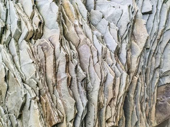 Creative Highlights World Nahaufnahme einer Basaltfelsformation mit einem faszinierenden natürlichen Muster, das typisch für isländische Landschaften ist *** Close-up a Basalt rock formation with a fascinating natural Pattern, the typically for Iceland Landscapes is 1127158650
