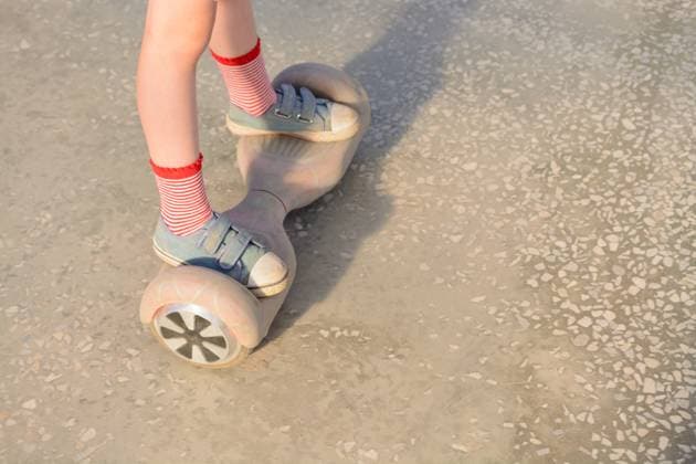 Mädchen auf einem Hoverboard Girl on a hoverboard in the amusement park (License=RF) Copyright: xZoonar.com RamilxGibadullinx 23187028