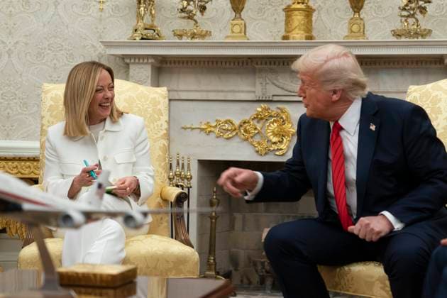 Bilder des Jahres 2025, News 04 April News Bilder des Tages April 17, 2025, Washington, District Of Columbia, USA: United States President Donald J Trump and Prime Minister Giorgia Meloni of the Italian Republic share a light moment during a photo op in the Oval Office of the White House in Washington, DC, US, on Thursday, April 17, 2025 Washington USA - ZUMAs152 20250417_faa_s152_023 Copyright: xChrisxKleponisx-xPoolxviaxCNPx