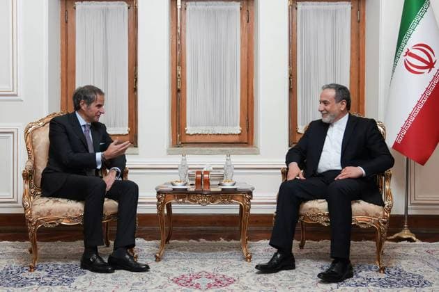 News Themen der Woche KW16 News Bilder des Tages April 17, 2025, Tehran, Iran: International Atomic Energy Agency (IAEA) Director General RAFAEL MARIANO GROSSI (L) meets with Iranian Foreign Minister ABBAS ARAGHCHI (R) in Tehran. Grossi is visiting Tehran to meet with Iranian officials after the recent nuclear talks between Iran and the US. Tehran Iran - ZUMAi98_ 20250417_zih_i98_096 Copyright: xIranianxForeignxMinistryx