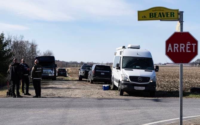 April 17, 2025, Godmanchester, Pq, CANADA: Surete du Quebec and RCMP officers at a command post to search for a woman and her two children who are missing crossing the border into Canada illegally overnight in Godmanchester, Que., on Thursday, April 17, 2025. Godmanchester CANADA  - ZUMAc35_ 20250417_zaf_c35_069 Copyright: xChristinnexMuschix