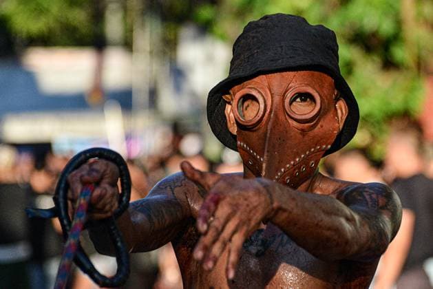News Themen der Woche KW16 April 18, 2025, Navotas City, Ncr, Philippines: A flagellant with a plague mask performing Good Friday Lenten Rites, in Navotas City on April 18, 2025. ..Residents from Bangkulasi joins the commemoration of the Passion of Jesus by striking their backs with bamboo whips as an act of penance. Navotas City Philippines - ZUMAm340 20250418_zip_m340_006 Copyright: xZedrichxXylakxMadridx