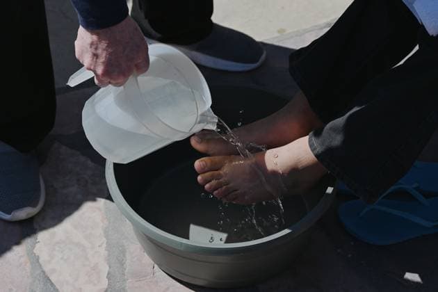 News Bilder des Tages April 17, 2025, Tijuana, Baja California, Mexico: Father Pat Murphy from La Casa del Migrante in Tijuana, Mexico washes the feet of a woman during the annual foot washing ceremony where volunteers wash and clean the feet of migrants during a ceremony for holy week in accordance to the twelve apostles remembrance of Jesus Christ Ã¢â‚¬oeFor I have given you an example, that you should do as I have done to youÃ¢â‚¬Â as Father Murphy compares Jesus act to migrants plight and the unfair treatment of migrants and urged for a time of reflection for those seeking the right to freedom of movement and humanitarian asylum on Thursday, April 17, 2025 at TijuanaÃ¢â‚¬â ¢s Friendship Park circle on the US-Mexico border. Tijuana Mexico - ZUMAm180 20250417_zip_m180_012 Copyright: xCarlosxA.xMorenox