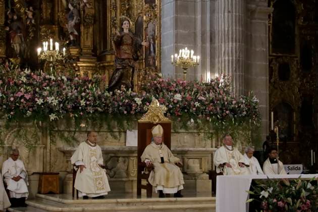Holy Thursday Mass For Holy Week Celebrations Archbishop Primate of Mexico, Carlos Aguiar Retes, during the mass of the Washing of the Feet on Holy Thursday for the commemoration of Holy Week at the Mexico s Catedral Metropolitana. on April 17, 2025 in Mexico City, Mexico. (Photo by Luis Barron Eyepix Group) Copyright: xLuisxBarron xEyepixxGroupx LB_17042025_152313