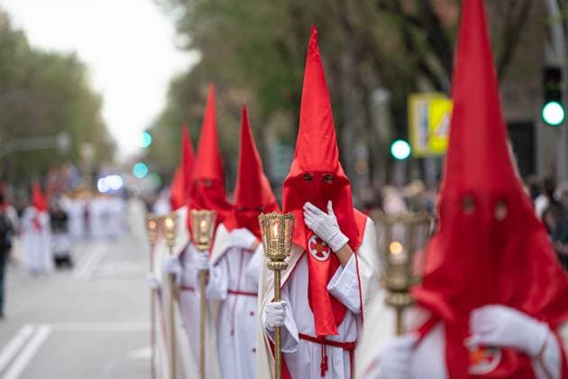 Bilder des Jahres 2025, News 04 April News Bilder des Tages April 17, 2025, Madrid, Spain: Nazarenes in white robes and red pointed hoods walk solemnly through city streets. The Holy Week procession in Madrid, is a deeply rooted Catholic tradition held during the week leading up to Easter. Featuring solemn parades with religious floats, traditional music, and participants in penitential robes, the event reflects Spain™s rich spiritual heritage and draws thousands of spectators each year. Madrid Spain - ZUMAs197 20250417_aaa_s197_072 Copyright: xMichelexParisatox