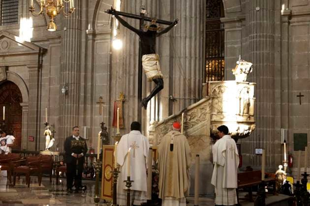 Archbishop Primate of Mexico, Carlos Aguiar Retes, during the mass of the Washing of the Feet on Holy Thursday for the commemoration of Holy Week at the Mexico s Catedral Metropolitana. on April 17, 2025 in Mexico City, Mexico. Mexico City Mexico - ZUMAe321 20250417_zia_e321_002 Copyright: xLuisxBarronx