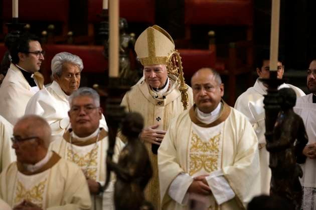 Archbishop Primate of Mexico, Carlos Aguiar Retes, during the mass of the Washing of the Feet on Holy Thursday for the commemoration of Holy Week at the Mexico s Catedral Metropolitana. on April 17, 2025 in Mexico City, Mexico. Mexico City Mexico - ZUMAe321 20250417_zia_e321_003 Copyright: xLuisxBarronx