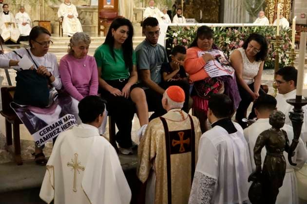 Archbishop Primate of Mexico, Carlos Aguiar Retes, offer condolences to the relatives of the missing victims during the mass of the Washing of the Feet on Holy Thursday for the commemoration of Holy Week at the Mexico s Catedral Metropolitana. on April 17, 2025 in Mexico City, Mexico. Mexico City Mexico - ZUMAe321 20250417_zia_e321_014 Copyright: xLuisxBarronx