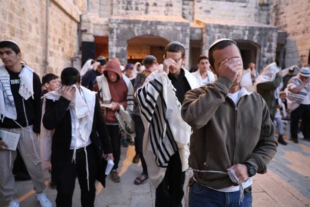News Themen der Woche KW16 News Bilder des Tages (250418) -- SAFED, April 18, 2025 -- Jewish worshipers attend a festive Shacharit morning prayer for Passover in Safed, northern Israel, on April 17, 2025. This year s Passover (Pesach) is observed in Israel from the evening of April 12 to the evening of April 19, commemorating the Israelites exodus from slavery in ancient Egypt some 3,500 years ago. ( JINI via Xinhua) ISRAEL-SAFED-PASSOVER-MORNING PRAYER DavidxCohen 