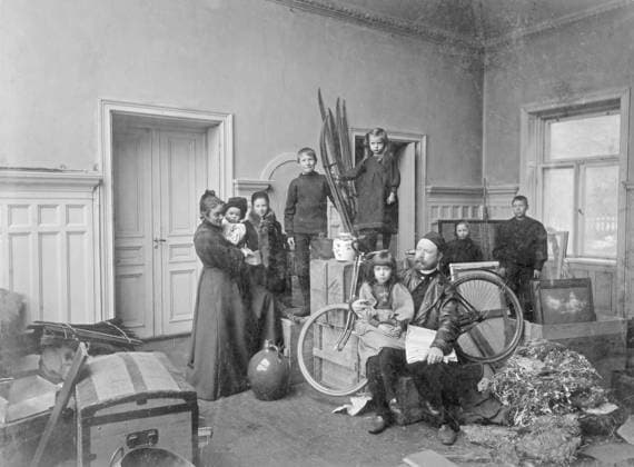 Archivbilder der Woche KW16 Carl Larsson (1853 1919) war ein bekannter schwedischer Maler und Illustrator, der vor allem für seine Aquarelldarstellungen des idyllischen Familienlebens bekannt ist. Der in Stockholm geborene Künstler stieg aus bescheidenen Verhältnissen zu einem der beliebtesten Künstler Schwedens auf. Seine Werke zeigen oft seine Frau Karin und ihre Kinder in ihrem gemütlichen Haus in Sundborn, das zum Symbol für schwedischen häuslichen Charme wurde. Larssons Stil verbindet Realismus mit einem warmen, sentimentalen Ton, und seine Illustrationen zierten auch populäre Bücher und zementierten sein Vermächtnis in der skandinavischen Kunst und Kultur. Im Bild Carl Larssons Ehefrau Karin und ihre Kinder Carl Larsson (1853–1919) was a renowned Swedish pai Copyright: imageBROKER Sjoberg ibljsj13145806.jpg