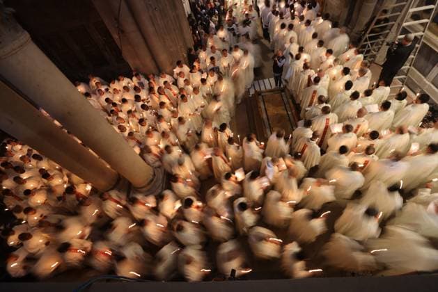 Bilder des Jahres 2025, News 04 April News Bilder des Tages (250418) -- JERUSALEM, April 18, 2025 -- Christian monks and friars walk in procession at the Catholic Washing of the Feet ceremony during Easter Holy Week, at the Church of the Holy Sepulchre in Jerusalem, on April 17, 2025. (Photo by Xinhua) MIDEAST-JERUSALEM-EASTER HOLY WEEK JamalxAwad 