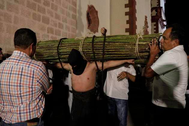 April 17, 2025, Chilpancingo, Guerrero, Mexico: Penitents belonging to the brotherhoods of the Catholic faith participate year after year in the Holy Week Stations of the Cross in Taxco, Mexico, carrying blackberry poles and flagellating themselves, thus fulfilling a mandate. This characterizes this liturgy in one of the most populous cities in Mexico. Chilpancingo Mexico - ZUMAj170 20250417_zip_j170_013 Copyright: xDavidxJuarezx