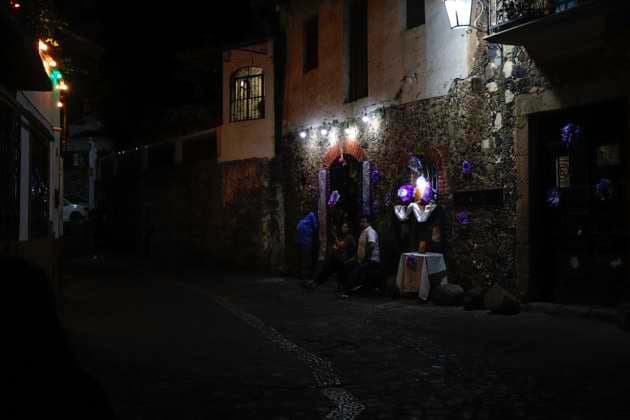 April 17, 2025, Chilpancingo, Guerrero, Mexico: Penitents belonging to the brotherhoods of the Catholic faith participate year after year in the Holy Week Stations of the Cross in Taxco, Mexico, carrying blackberry poles and flagellating themselves, thus fulfilling a mandate. This characterizes this liturgy in one of the most populous cities in Mexico. Chilpancingo Mexico - ZUMAj170 20250417_zip_j170_018 Copyright: xDavidxJuarezx