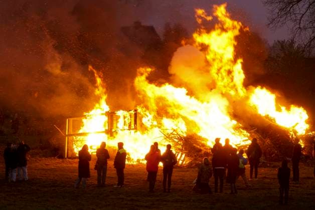 400 Besucher Schaulustige waren vor Ort dabei um einen Blick auf das erste Hamburger Osterfeuer zu richten , Es startete traditionell in Hamburg Moorwerder und wird seit über 40 Jahren bereits am Abend von Gruendonnerstag von der Freiwilligen Feuerwehr Moorwerder angezuendet und bewacht Hamburg 17.04.2025 Osterfeuer (auch Jaudus genannt) werden zu Ostern in der Liturgie der Kirche und vielerorts aufgrund verschiedener Braeuche entfacht Hamburg Deutschland *** 400 visitors and onlookers were on site to take a look at the first Hamburg Easter fire, which traditionally started in Hamburg Moorwerder and has been lit and guarded by the Moorwerder volunteer fire department for over 40 years on the evening of Maundy Thursday Hamburg 17 04 2025 E