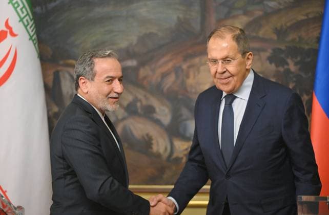 News Themen der Woche KW16 News Bilder des Tages Russia Iran 8904559 18.04.2025 Iranian Foreign Minister Seyed Abbas Araghchi and Russian Foreign Minister Sergey Lavrov shake hands during a joint news conference following a meeting in Moscow, Russia. Sergey Guneev Sputnik Moscow Russia  Copyright: xSergeyxGuneevx