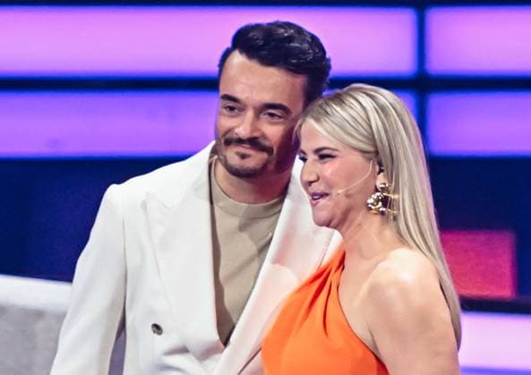 08.04.2025, xlakx, Entertaiment Musik, Die Beatrice Egli Show, emspor v.l. Der Saenger Giovanni Zarrella und Beatrice Egli umarmen sich bei der Aufzeichnung Die Beatrice Egli Show in Berlin-Adlershof. Berlin Adlershof *** 08 04 2025, xlakx, Entertaiment Musik, Die Beatrice Egli Show, emspor v l The singer Giovanni Zarrella and Beatrice Egli embrace at the recording of Die Beatrice Egli Show in Berlin Adlershof Berlin Adlershof Daniel Lakomski
