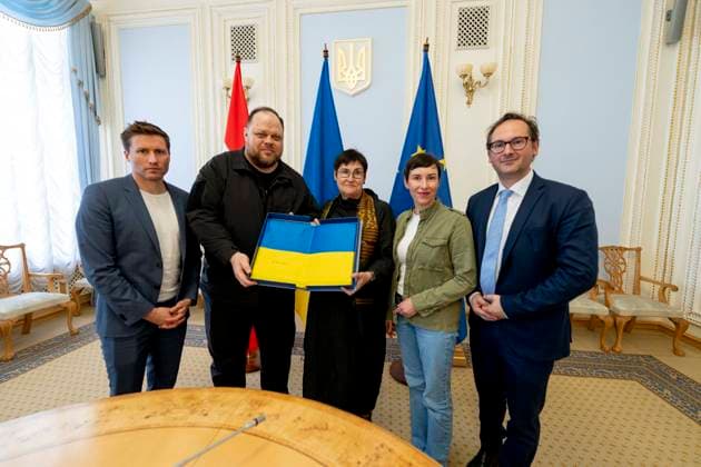 News Themen der Woche KW16 News Bilder des Tages RUSLAN STEFANCHUK, chairman of the Ukrainian Parliament, the Verkhovna Rada of Ukraine, in Ukraine™s Capital Kyiv presenting a signed Ukrainian flag at a meeting with an Austrian Delegation. Kyiv Kyiv City Ukraine