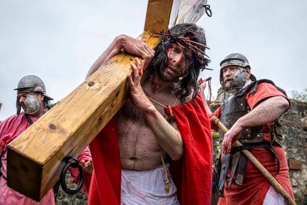 Bilder des Jahres 2025, News 04 April News Bilder des Tages Passion play to commemorate the last days of Jesus Christ at Easter was held on April 18, 2025, in the ruins of the Lipy water castle, Ceska Lipa, Czech Republic. (CTKxPhoto RadekxPetrasek) CTKPhotoP2025041804058  CTKPhotoP2025041804058