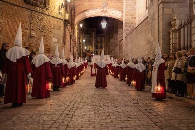 News Themen der Woche KW16 News Bilder des Tages Procession of the Holy Christ of the Vega and Our Lady of Amparo in Toledo Nazarenes during the procession of the Holy Christ of the Vega and Our Lady of Amparo in Toledo on Holy Thursday, April 17, 2025, in Toledo, Castilla La Mancha Spain Since 1953 the most important Maundy Thursday procession in the capital of La Mancha is the one organized by the brotherhood of the Virgen del Amparo, with canonical headquarters in the church of San Ildefonso, located in the neighborhood of Santa Teresa 18 APRIL 2025 Juanma Jimé Toledo Castilla La Mancha Toledo Castilla La Mancha Espana  Copyright: xJuanmaxJimÃ nezx 6653510