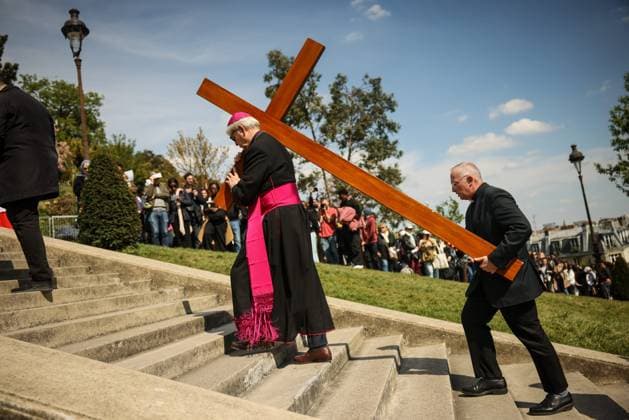 News Themen der Woche KW16 News Bilder des Tages CHEMIN DE CROIX JUSQU A LA BASILIQUE DU SACRE COEUR Thomas Padilla MAXPPP 18 04 2025 Paris, France A LOCCASION DU WEEK END DE PAQUES, CHEMIN DE CROIX JUSQU A LA BASILIQUE DU SACRE COEUR Mgr LAURENT ULRICH PORTE LA CROIX 18th April 2025 Paris, France ON THE OCCASION OF THE EASTER WEEKEND, WAY OF THE CROSS TO THE BASILICA OF THE SACRE COEUR  Copyright: xMAXPPPxThomasxPadillax TPA250418006 TPA250418006