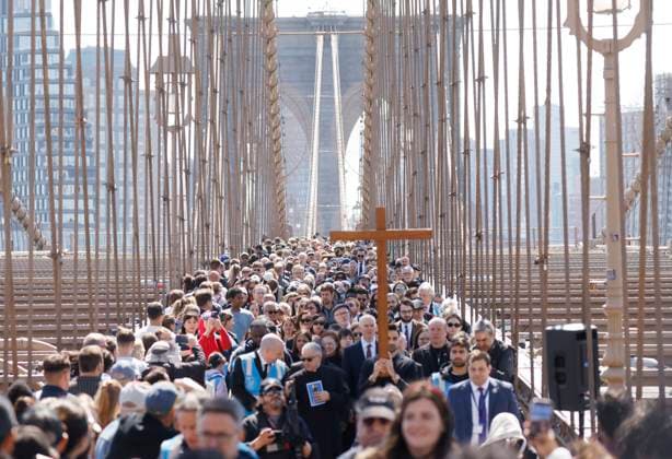 News Themen der Woche KW16 News Bilder des Tages A wooden cross leads a procession of hundreds of worshipers over the Brooklyn Bridge at the Way Of The Cross event in celebration of Good Friday on April 18, 2025 in New York City. Way of the Cross includes Gospel passages and selected readings to contemplate the suffering, death and resurrection of Jesus Christ tying in to Easter Sunday.  NYP20250418106 JohnxAngelillo