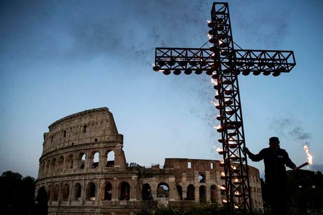 News Themen der Woche KW16 News Bilder des Tages April 18, 2025, Rome, ITALY: A cross illuminated during the Via Crucis , the Way of the Cross torchlight procession, on Good Friday in front of the landmark Colosseum, in Rome, Italy, 18 April 2025.. ANSA ANGELO CARCONI Rome ITALY  - ZUMAa110 20250418_zaf_a110_060 Copyright: xAngeloxCarconix