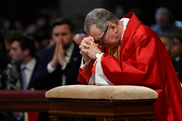 News Themen der Woche KW16 News Bilder des Tages ITALY - REL - F THE LORD S PASSION ON GOOD FRIDAY April 18 2025 Italy, Rome, Vatican,April 18, 2025 Cardinal Claudio Gugerotti presides over the celebration of the Lord s Passion on Good Friday, as part of the Holy Week celebrations, at St. Peter s Basilica in the Vatican. EDITORIAL USE ONLY - NO BOOKS Copyright: x VaticanxMedia CPPx