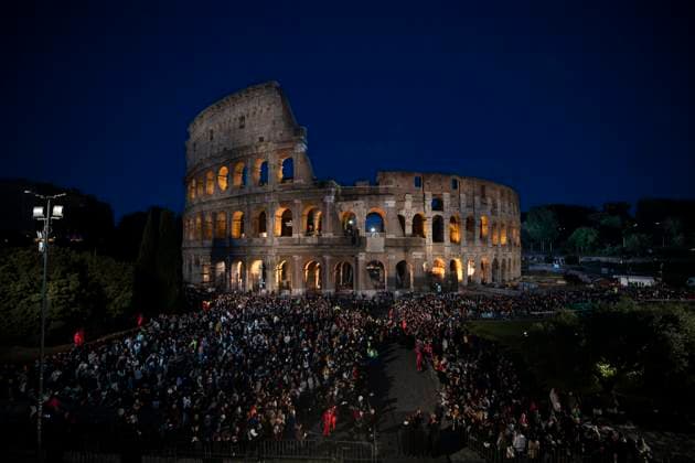 Bilder des Jahres 2025, News 04 April News Themen der Woche KW16 News Bilder des Tages April 18, 2025, Rome, ITALY: Faithful attend the Via Crucis , the Way of the Cross torchlight procession, on Good Friday in front of the landmark Colosseum, in Rome, Italy, 18 April 2025.. ANSA ANGELO CARCONI Rome ITALY  - ZUMAa110 20250418_zaf_a110_063 Copyright: xAngeloxCarconix