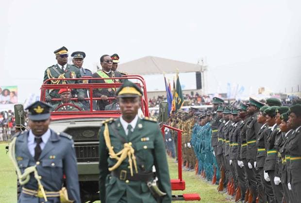 News Themen der Woche KW16 News Bilder des Tages Simbabwe, Feierlichkeiten zum Unabhängigkeitstag (250418) -- GOKWE (ZIMBABWE), April 18, 2025 () -- Zimbabwean President Emmerson Mnangagwa is seen in a military vehicle during a military display marking the Independence Day in Gokwe, Midlands Province, Zimbabwe, on April 18, 2025. Zimbabwean President Emmerson Mnangagwa on Friday led the nation in marking the country s 45th independence anniversary in the central province of Midlands, expressing his gratitude for the liberation and post-independence efforts to develop and modernize Zimbabwe. () ZIMBABWE-GOKWE-INDEPENDENCE-ANNIVERSARY Xinhua 
