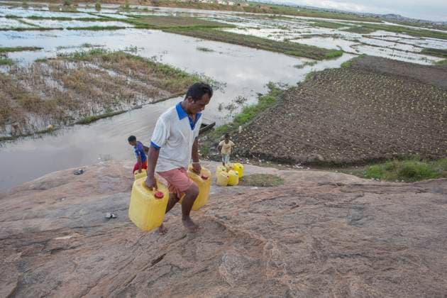 News Themen der Woche KW16 News Bilder des Tages Madagaskar, Familie transportiert Trinkwasser kilometerweit nach Hause Water management in Madagascar Family members off loading water cans from a boat after collecting clean drinking water from a communal tap located about 5 kilometers away through the receding floodwaters of vegetable gardens in Antananarivo, Madagascar on April 18, 2025. Madagascar is grappling with severe water management challenges intensified by climate change. While access to drinking water has improved from 43 percent in 2018 to 55.8 percent in 2024 this progress is insufficient to meet the growing needs of the population, especially in the face of climate-induced stress . Southern regions have experienced prolonged droughts, with studies linking these conditions to human driven climate change, leading to delayed rainy seasons and redu Copyright: xMatrixxImagesx xAlexanderxJoex 