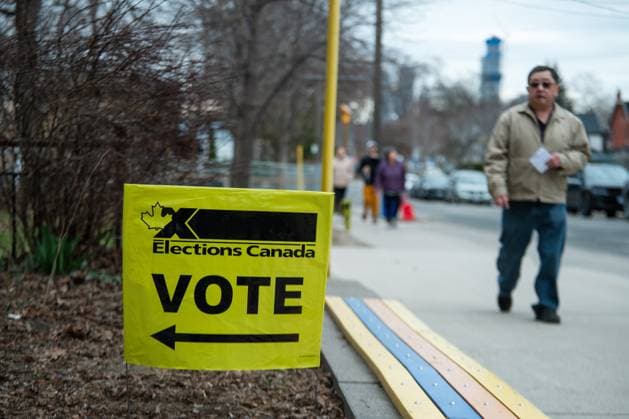 Parlamentswahl in Kanada, Vorwahlen April 18, 2025, Toronto, On, CANADA: Elections Canada signage is seen at an advance polling location, in Toronto, Friday, April 18, 2025. Toronto CANADA  - ZUMAc35_ 20250418_zaf_c35_012 Copyright: xLauraxProctorx