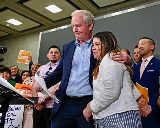 News Themen der Woche KW16 April 18, 2025: Sen. Chris Van Hollen, D-Md., speaks with media as Jennifer Vasquez Sura, wife of Kilmar Garcia, wipes away tears at Dulles Airport on Friday, April 18, 2025, in Dulles, Virginia. - ZUMAm67_ 20250418_zaf_m67_007 Copyright: xKennethxK.xLamx