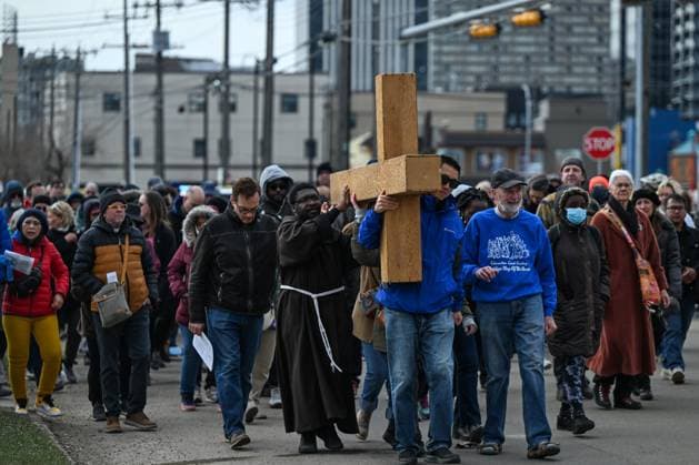 45th Good Friday Walk Highlights Edmonton™s Homelessness Crisis EDMONTON, CANADA APRIL 18: Participants and worshippers from diverse faiths joined the 45th Annual Good Friday Outdoor Way of the Cross, themed Walking Together in Hope , in downtown Edmonton, Alberta, Canada, on April 18, 2025. The walk honored Christ™s suffering while spotlighting social injustice in the city™s core, where more than 5,000 people are experiencing homelessness. Edmonton Canada  Copyright: xArturxWidakx originalFilename: widak-45thgood250418_npmM4.jpg