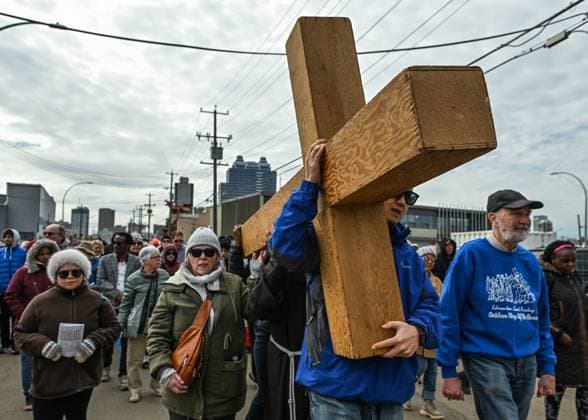 45th Good Friday Walk Highlights Edmonton™s Homelessness Crisis EDMONTON, CANADA APRIL 18: Participants and worshippers from diverse faiths joined the 45th Annual Good Friday Outdoor Way of the Cross, themed Walking Together in Hope , in downtown Edmonton, Alberta, Canada, on April 18, 2025. The walk honored Christ™s suffering while spotlighting social injustice in the city™s core, where more than 5,000 people are experiencing homelessness. Edmonton Canada  Copyright: xArturxWidakx originalFilename: widak-45thgood250418_npsbt.jpg