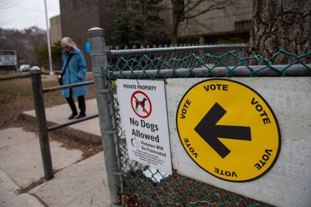 Parlamentswahl in Kanada, Vorwahlen April 18, 2025, Toronto, On, CANADA: Elections Canada signage is seen at an advance polling location, in Toronto, Friday, April 18, 2025. Toronto CANADA  - ZUMAc35_ 20250418_zaf_c35_032 Copyright: xLauraxProctorx