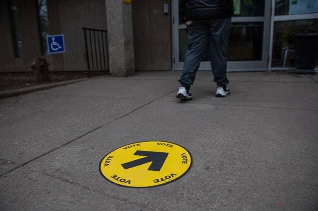Parlamentswahl in Kanada, Vorwahlen April 18, 2025, Toronto, On, CANADA: Elections Canada signage is seen at an advance polling location, in Toronto, Friday, April 18, 2025. Toronto CANADA  - ZUMAc35_ 20250418_zaf_c35_033 Copyright: xLauraxProctorx