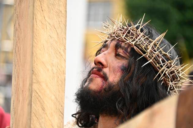An actor performing Jesus Christ re-enacts the passion of Christ in the Good Friday procession during the Holy Week celebrations. People of the municipality of Metepec in the State of Mexico celebrate the 54th annual Passion Of Christ procession. on April 18, 2025 in Metepec, Mexico. Metepec Mexico - ZUMAe321 20250418_zia_e321_047 Copyright: xCarlosxTischlerx