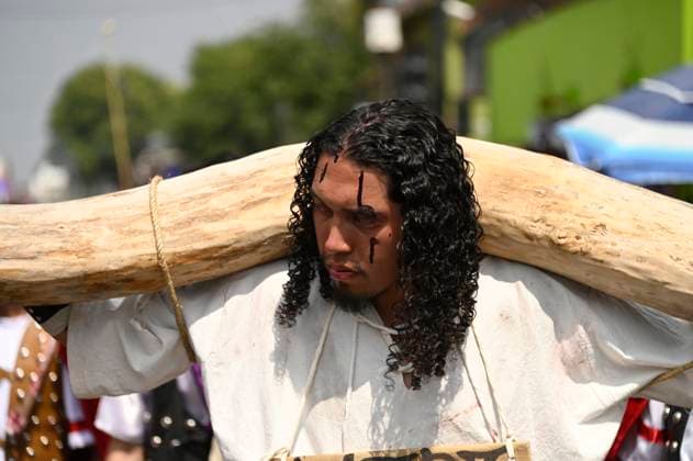 A penitent takes part during the passion of Christ in the Good Friday procession during the Holy Week celebrations. People of the municipality of Metepec in the State of Mexico celebrate the 54th annual Passion Of Christ procession. on April 18, 2025 in Metepec, Mexico. Metepec Mexico - ZUMAe321 20250418_zia_e321_052 Copyright: xCarlosxTischlerx