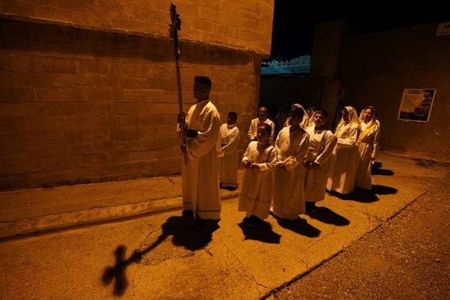 Bilder des Jahres 2025, News 04 April News Themen der Woche KW16 News Bilder des Tages April 18, 2025, Alqosh, Nineveh, Iraq: A Christian man holds the cross during the Good Friday procession outside Mar Gorgis Chaldean Church in the town of Alqosh, about 50 km north of the city of Mosul, northern Iraq. Alqosh Iraq - ZUMAs197 20250418_aaa_s197_279 Copyright: xIsmaelxAdnanx