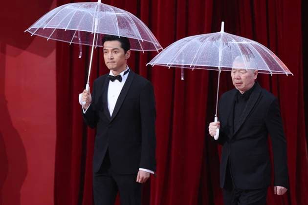 Entertainment Themen der Woche KW16 Entertainment Bilder des Tages BEIJING, CHINA - APRIL 18: Actor Hugh Hu Ge and director Feng Xiaogang arrive for the opening ceremony of the 15th Beijing International Film Festival on April 18, 2025 in Beijing, China.  Copyright: xChinaxNewsxServicex 111562278639