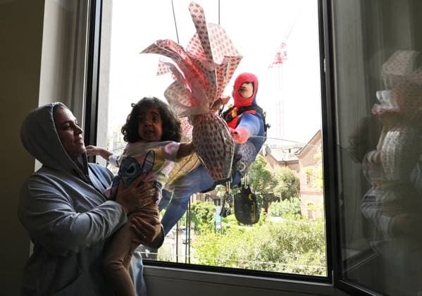News Themen der Woche KW16 News Bilder des Tages April 18, 2025, Milan: Milan, Italy Spiderman have lowered themselves from the roof of the pediatric clinic of the Policlinico of Milan to deliver Easter eggs to the hospitalized children, an initiative of the De Marchi Foundation s Easter surprise In the photo: Spiderman lower themselves from the roof to deliver Easter eggs to a child Milan Italy  - ZUMAp169 20250418_zea_p169_393 Copyright: xNickxZonnax