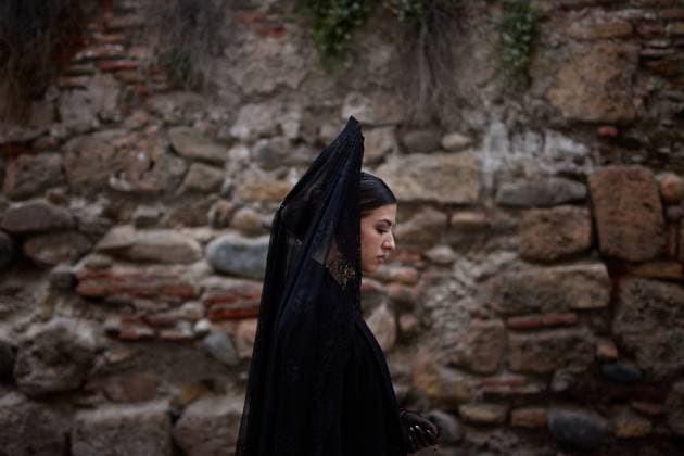 News Themen der Woche KW16 News Bilder des Tages Holy Friday Processions In Spain A woman wearing a traditional Mantilla takes part in the Maria Santisima de la Misericordia (Our Lady of Mercy) of the Hermandad de los Favores (Brotherhood of the Favors) procession during Holy Friday of Holy Week in Granada, Spain, on April 18, 2025. During Holy Week, prior to Easter, towns and cities in Spain, especially in Andalusia, feature Catholic groups that take to the streets in processions to commemorate the crucifixion and resurrection of Jesus Christ. Granada Spain  Copyright: xFerminxRodriguezx originalFilename: rodriguez-holyfrid250419_npBIf.jpg